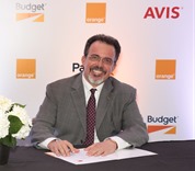 1.En el acto de firma el señor Martin Roos, CEO Altice Rep. Dom y el señor Luis De Jesús Rodríguez, CEO Avis Budget Group